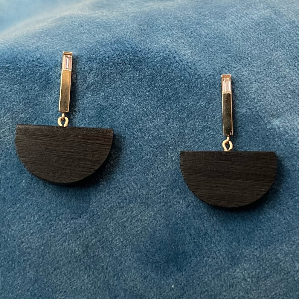 Sophie Monet Earrings - HALF MOON BAR EARRINGS X VRAI & ORO